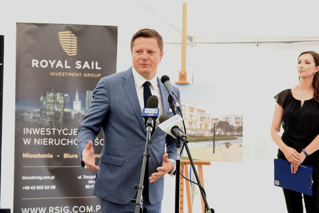 Przemysław Andrzejak - prezes zarządu Royal Sail Investment Group Sp. z o.o., które zamierza w Poddębicach wybudować nowe osiedle bloków.